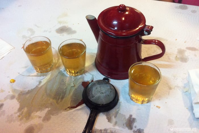 La mesa tras tomar té del puerto con orujo debe tener este aspecto — España