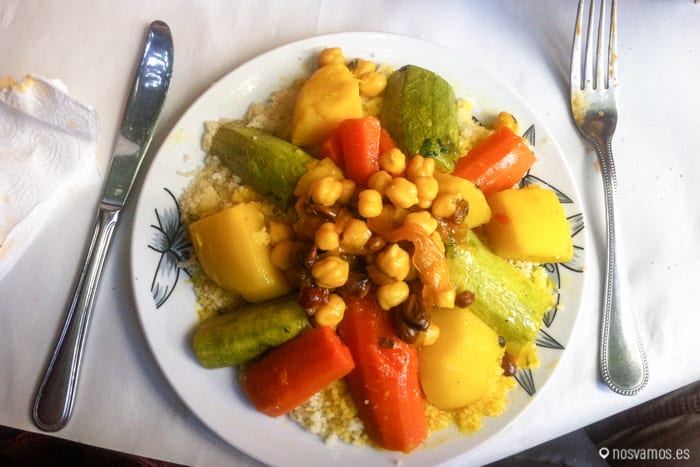 Un couscous muy rico en la medina de Fez — Marruecos
