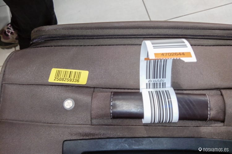 El primer número de la pegatina naranja es el número que te ponen para identificar tu supuesta  — Palestina