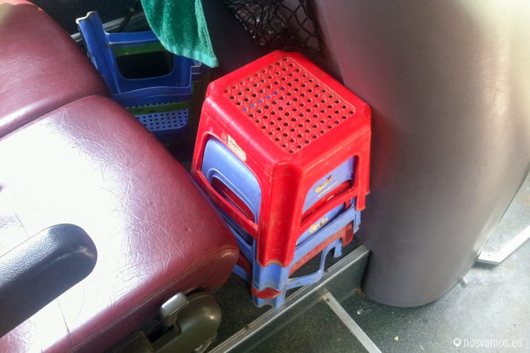 Sillitas de plástico en el autobús desde la frontera de Camboya