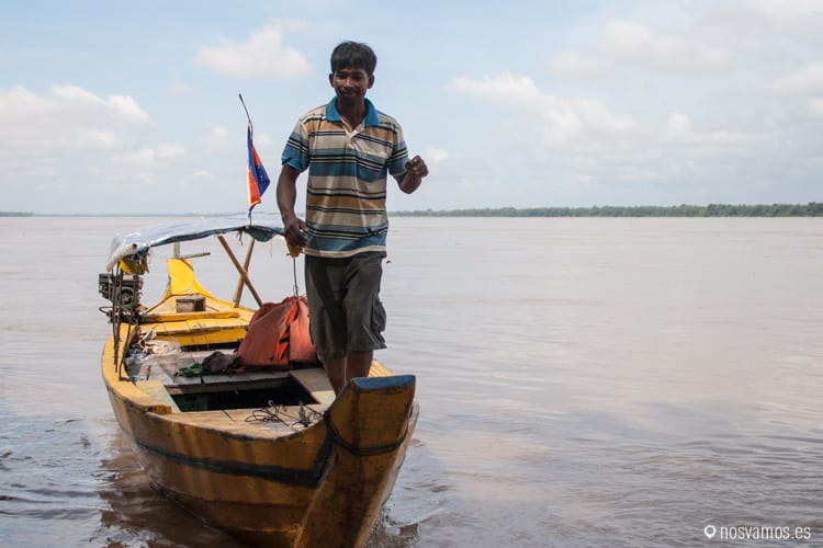 Nuestro barquero para ver los delfines de Irrawaddy — Kratie, Camboya