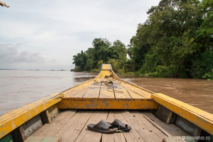 nuestra barca en medio del río mekong — Kratie, Camboya