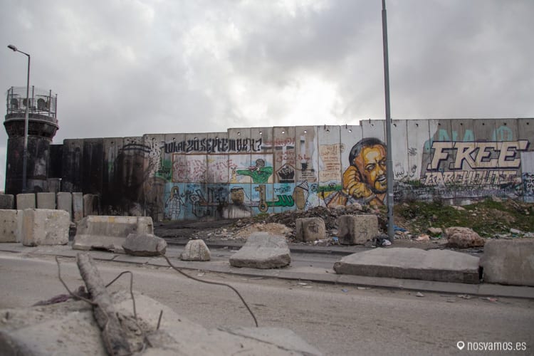 Muro y torre de control en el checkpoint de Qalandia — Palestina