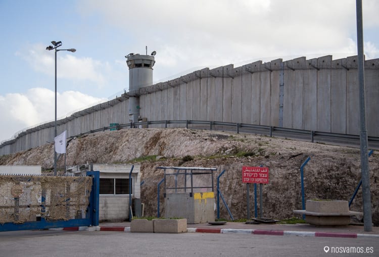 Muro y torre de control en el checkpoint de Qalandia — Palestina