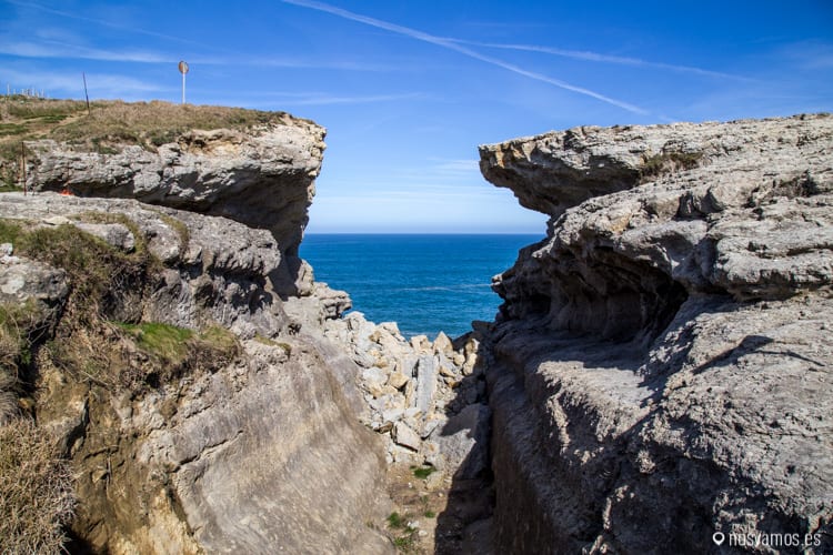 Antiguo puente del Diablo en Cueto — Santander, España