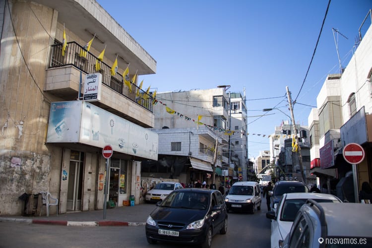 Banderas del partido nacionalista palestino Al Fatah (amarillas) — Palestina