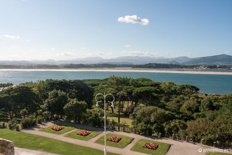 Vistas desde la segunda planta del Palacio de la Magdalena, en primer plano la Bahía, la playa del puntal y al fondo, Peñacabarga — Santander, España