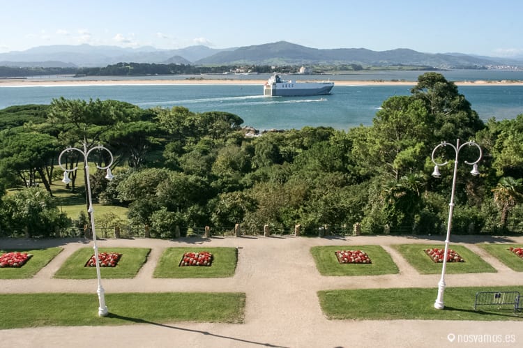 Vistas desde la segunda planta del Palacio de la Magdalena, en primer plano la Bahía, la playa del puntal y al fondo, Peñacabarga — Santander, España