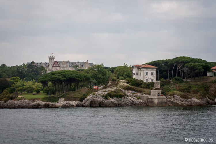 El Palacio de la Magdalena y el Faro de la Cerda desde el mar Cantábrico — Santander, España