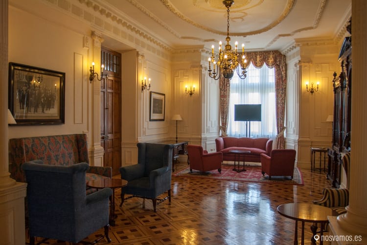 Uno de los salones de la entrada de visitas del Palacio de la Magdalena — Santander, España