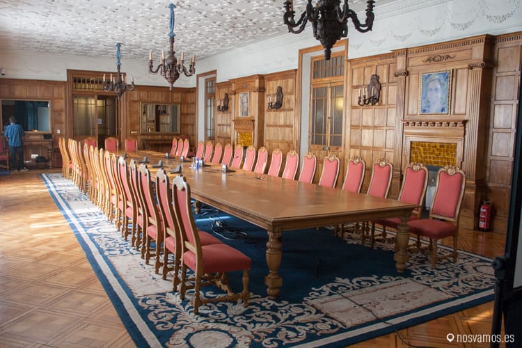 Sala Mouro del Palacio de la Magdalena con su enorme mesa — Santander, España