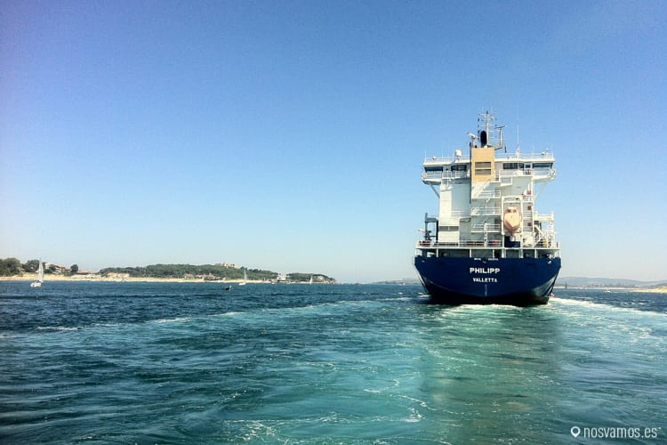 También te puedes cruzar con algún carguero que entre o salga del puerto de Santader — Santander, España