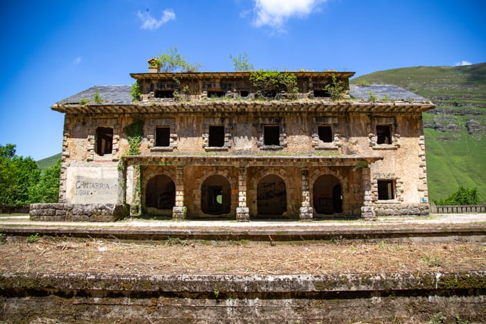 Antigua estación de tren de Yera — Cantabria, España