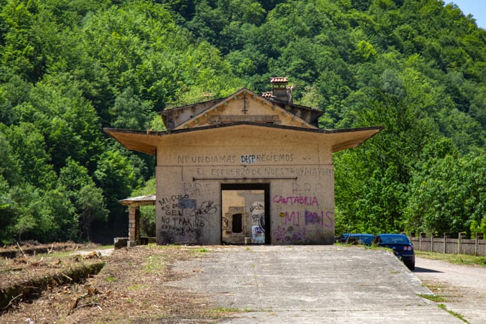Antigua estación de tren de Yera — Cantabria, España