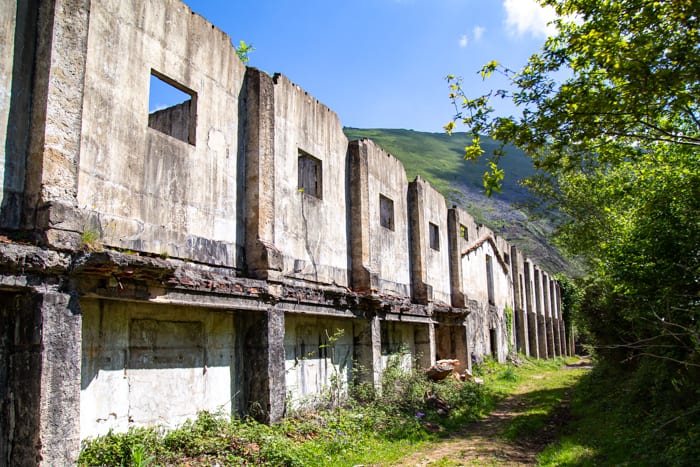 Antiguos barracones cerca del túnel de la Engaña — Cantabria, España