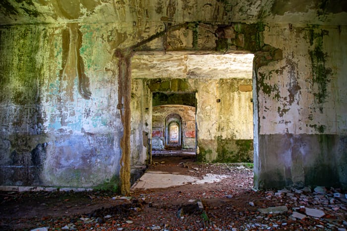 Antiguos barracones cerca del túnel de la Engaña — Cantabria, España