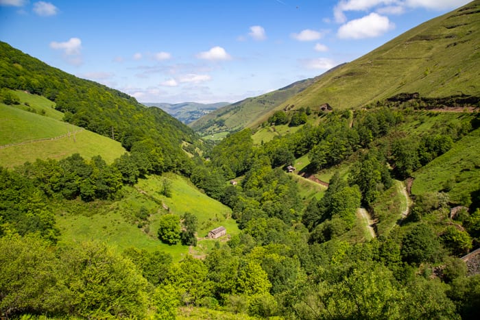 Antiguos barracones cerca del túnel de la Engaña — Cantabria, España