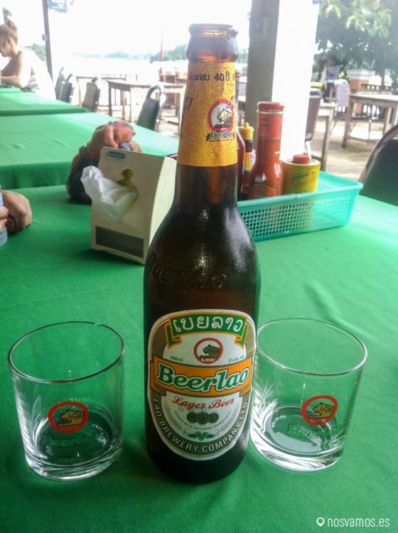 Lao Beer, lo primero que hicimos nada más cruzar la frontera — Laos
