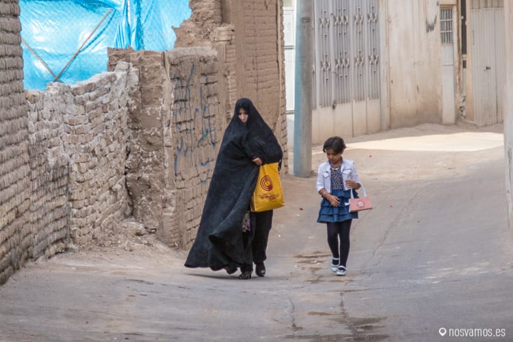 La mochila de una chica para ir a Irán