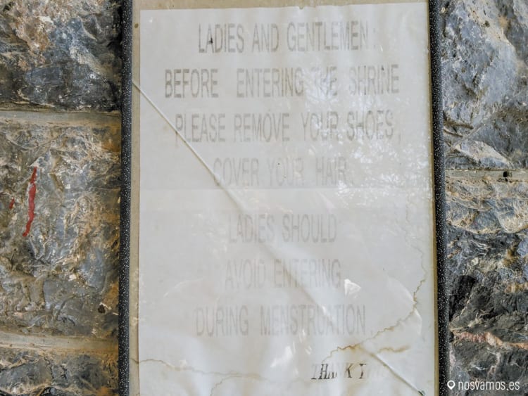 Ladies and gentlemen: Before entering the shrine please remove your shoes, cover your hair. Ladies should avoid entering during menstruation. — Irán