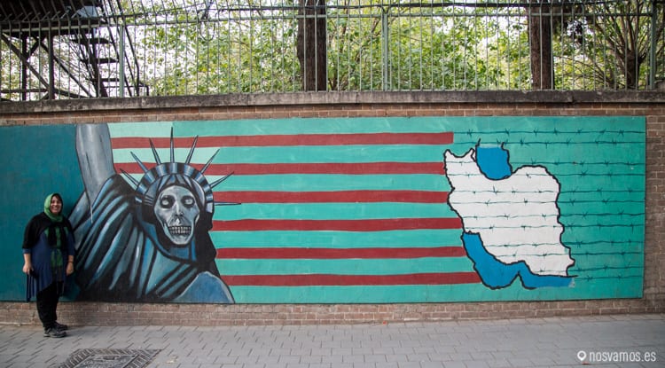 Uno de los murales más conocidos: La Estatua de la Libertad como calavera — Teherán, Irán