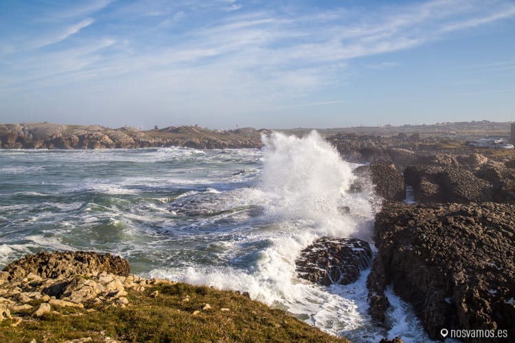 Disfrutando de las olas por la senda costera de Santander