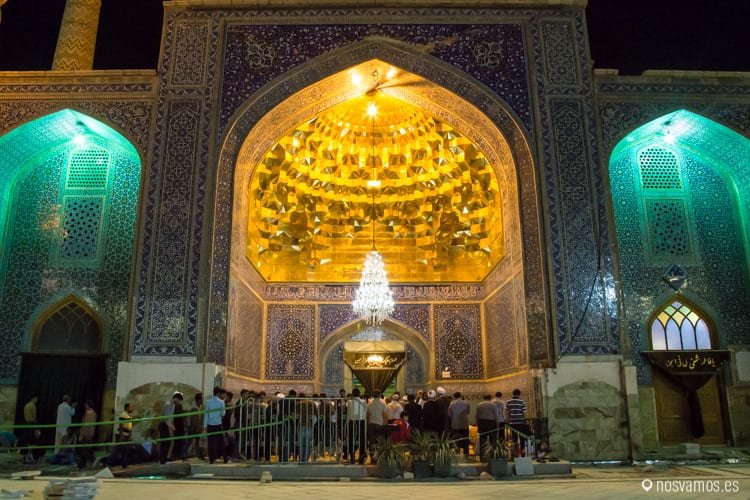 Frente a la tumba de Fátima, la gente hace largas colas — Qom, Irán