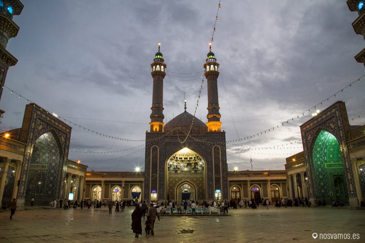 Una de las plazas en el interior del Mausoleo de Fátima — Qom, Irán