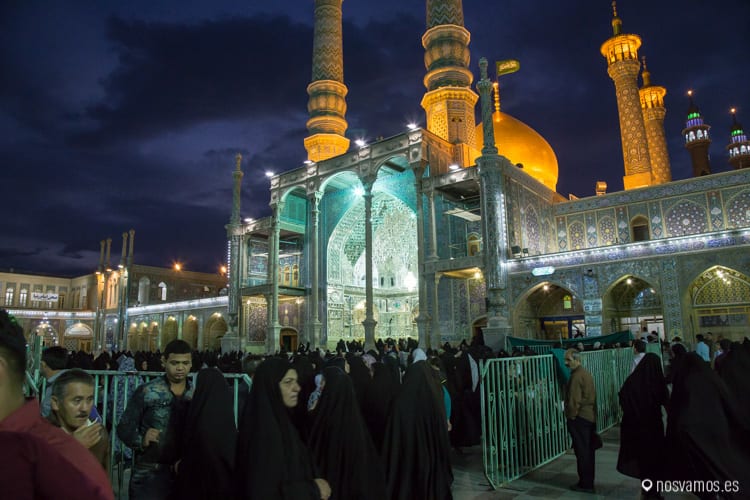 Interior del Mausoleo de Fátima durante la oración del viernes — Qom, Irán