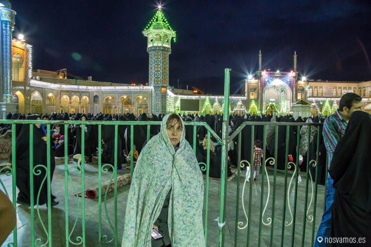 Ruth con el Chador después de entrar al mausoleo — Qom, Irán