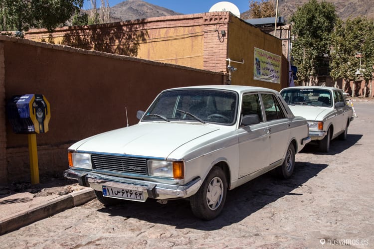 Los famosos Paykan Iranies, están bien para un rato — Isfahan, Irán