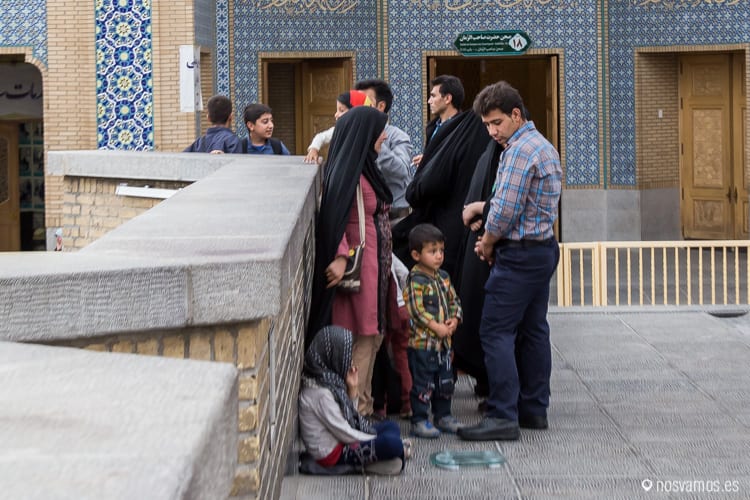 Debajo del chador también hay que vestir de manera 'recatada' — Qom, Irán