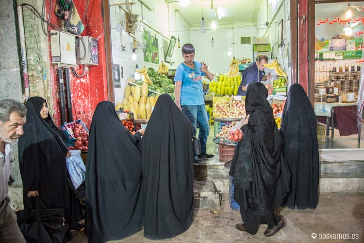 La mayoría de las mujeres de Qom levan el Chador negro, no es fácil ver mujeres solo con un pañuelo para tapar el pelo como en otras ciudades.