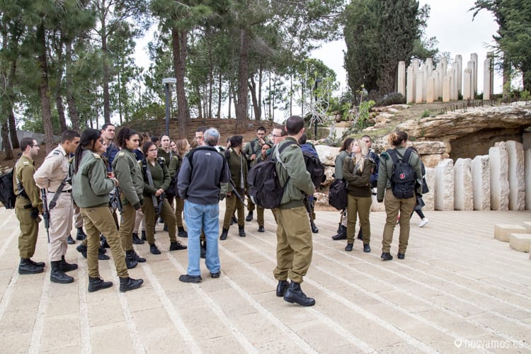Jóvenes haciendo el servicio militar de visita en el museo del Holocausto armados con fusiles — Jerusalén, Palestina