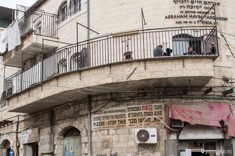 Traducción del cartel a la entrada del barrio Mea Shearim, — Jerusalén, Palestina