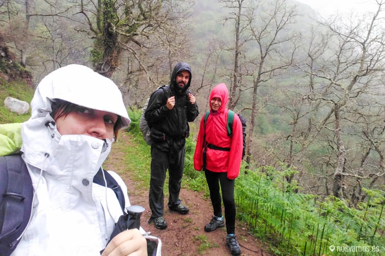 En la subida desde Cicera nos llovió un rato, una hora más o menos, importante en chubasquero en estas rutas — Camino Lebaniego, España