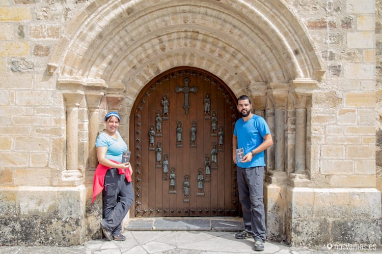 En la puerta del perdón, todavía cerrada con las credenciales del peregrino — Camino Lebaniego, España