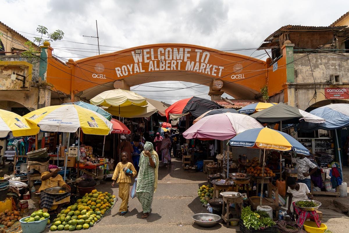 Entrada al mercado, la parte interior de callejuelas y cientos de puestos es super entretenida
