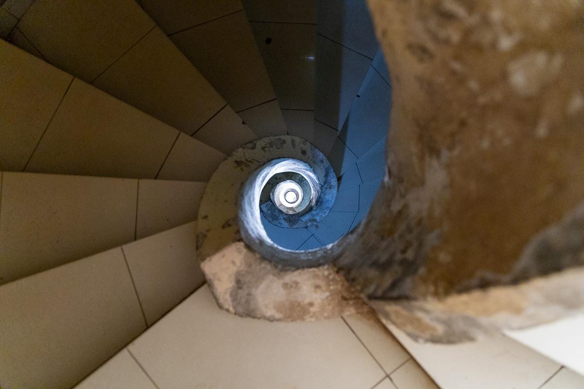 Escalera de caracol del Arch 22 de Banjul vista desde lo alto