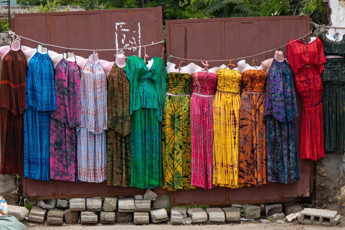 Vestidos teñidos a mano colgados en un puesto del Albert Market de Banjul