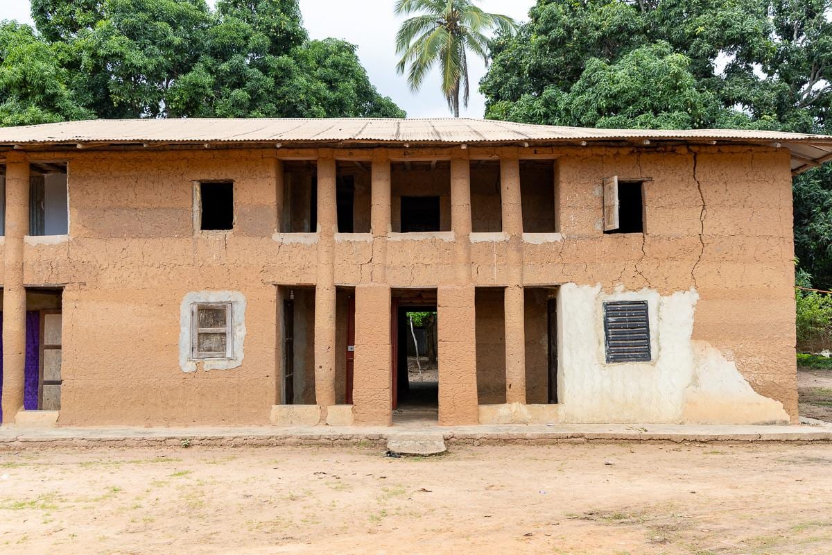 Casa de dos planta construida en adobe, habitada actualmente