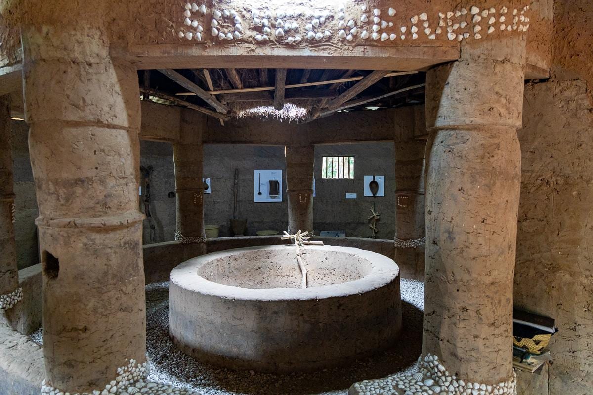 Interior del museo Diola en una antigua casa familiar en la que se ve la el característico “embudo” en el tejado de paja para recoger agua de lluvia