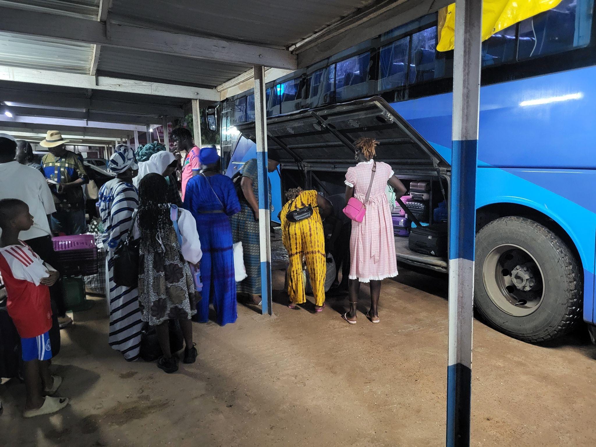 Autobús en la estación de Banjul
