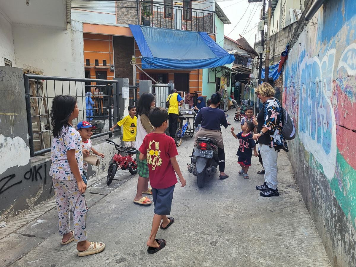 Rodeados de niños en Kota Tua, en todos los barrios nos pasaba lo mismo, nosotros éramos la atracción, y a veces sienta bien que sea al revés