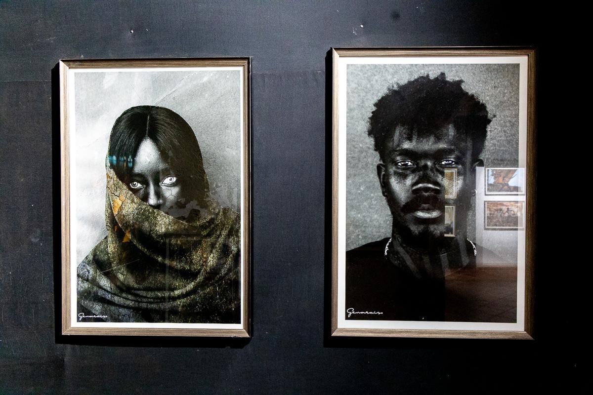 Dos retratos contemporáneos enmarcados sobre una pared negra del MuPho