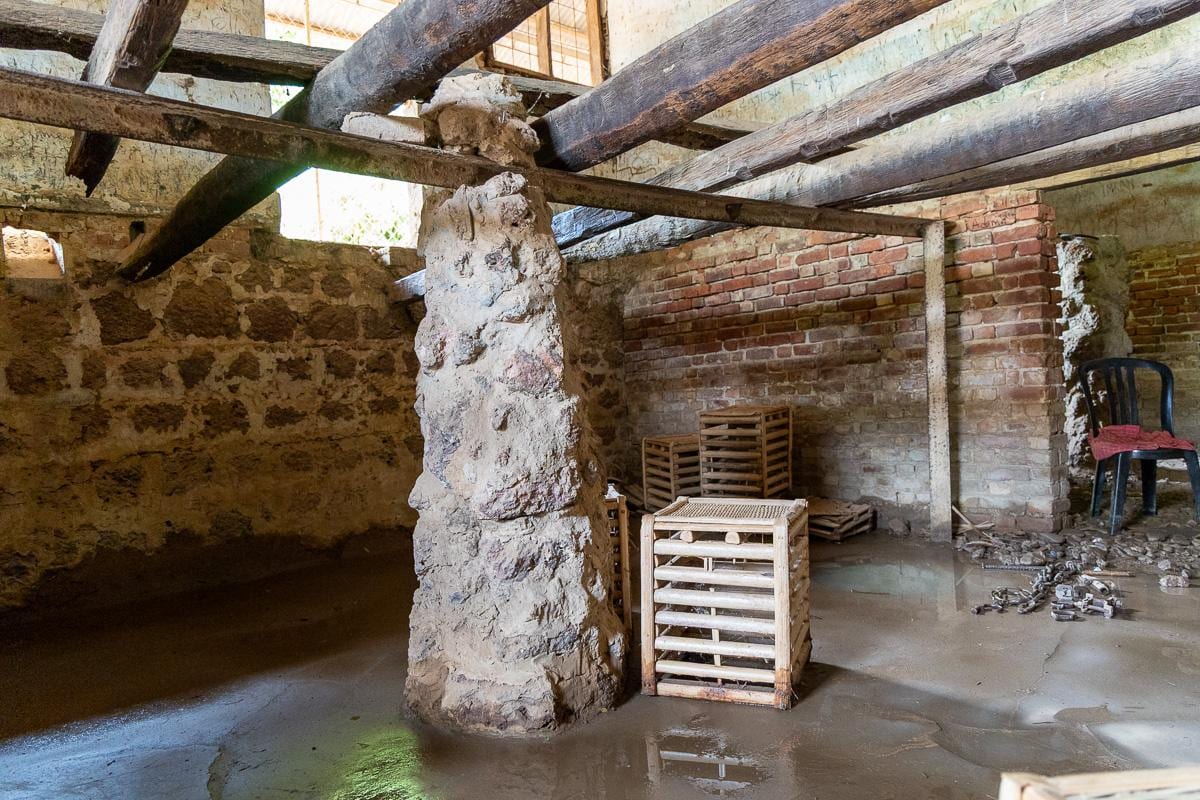 Interior de una de las slave houses de Janjanbureh, con muros de piedra y vigas de madera