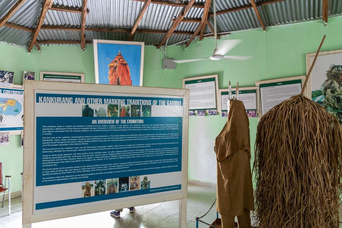 Sala del museo del Kankurang de Janjanbureh, con el panel de la exposición sobre las mascaradas de Gambia
