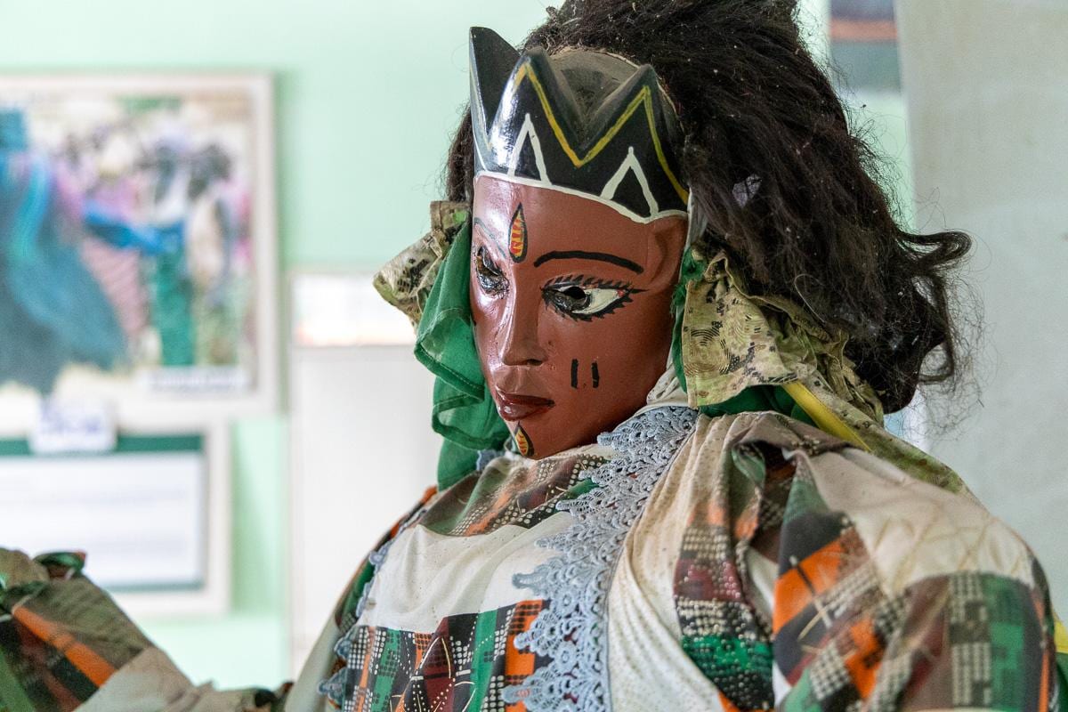 Máscara de mascarada mandinga expuesta en el museo del Kankurang