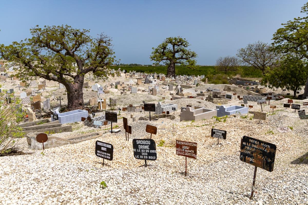 En primera línea tumbas musulmanas, al fondo, tumbas cristianas