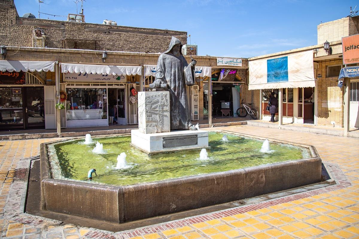 El arzobispo Khachatur Kesaratsi (1590–1646) fue un líder religioso armenio en el Irán safávida, recordado por fundar la primera imprenta de Irán y de todo Oriente Medio en el siglo XVII. Creó esta imprenta en la Catedral Vank de Isfahán e imprimió el primer libro del país (Saghmosaran o Salterio) en 1638